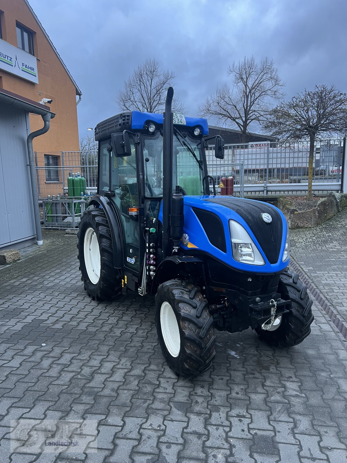 Schmalspurtraktor des Typs New Holland T4.90V, Gebrauchtmaschine in Rudendorf (Bild 3)