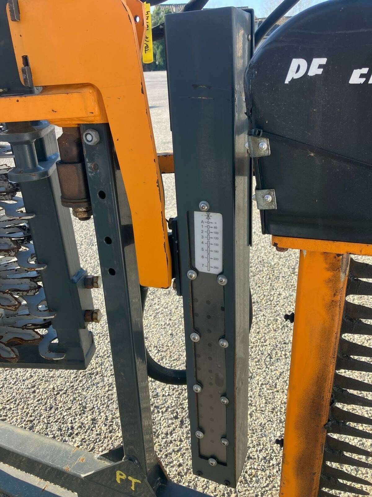 Schmalspurtraktor от тип Pellenc PRETAILLEUSE  POUR PORTEUR, Gebrauchtmaschine в SAINT ANDIOL (Снимка 5)