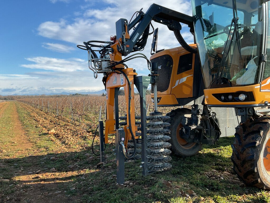 Schmalspurtraktor of the type Pellenc PRETAILLEUSE  POUR PORTEUR, Gebrauchtmaschine in SAINT ANDIOL (Picture 1)