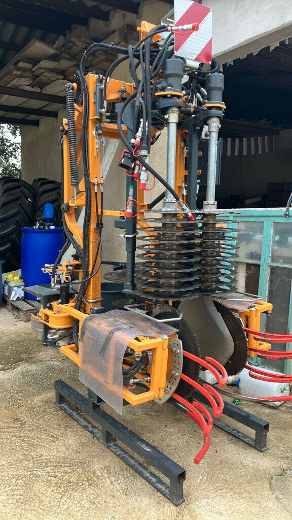 Schmalspurtraktor des Typs Pellenc TAILLEUSE POUR PORTEUR, Gebrauchtmaschine in SAINT ANDIOL (Bild 1)