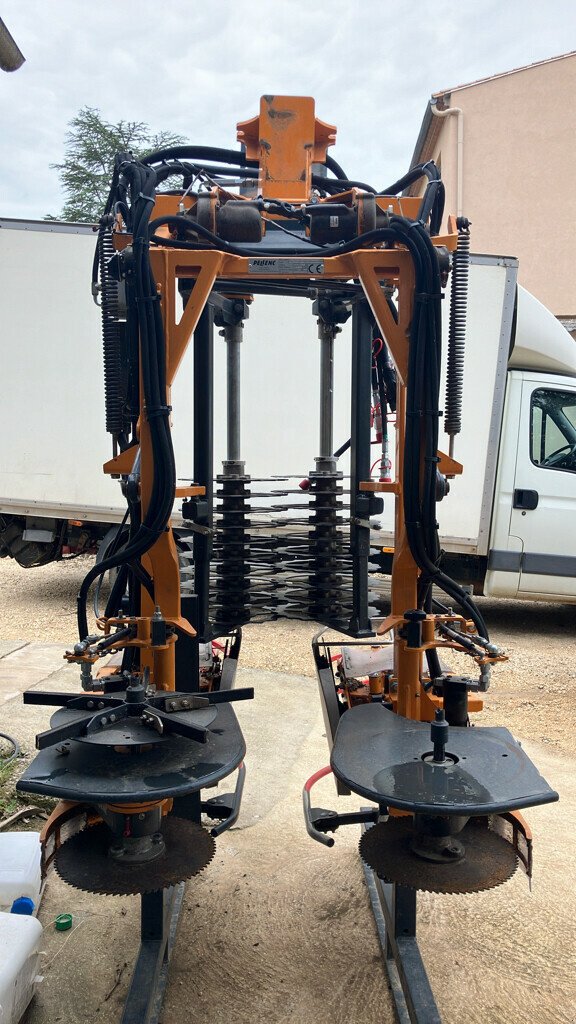 Schmalspurtraktor des Typs Pellenc TAILLEUSE POUR PORTEUR, Gebrauchtmaschine in SAINT ANDIOL (Bild 4)