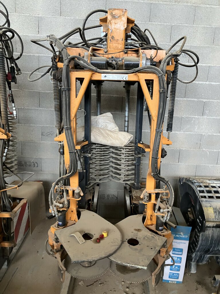 Schmalspurtraktor типа Pellenc TAILLEUSE SUR PORTEUR, Gebrauchtmaschine в SAINT ANDIOL (Фотография 2)