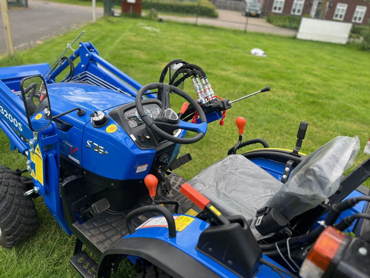 Schmalspurtraktor des Typs Solis S26 plus, Neumaschine in MARIAHOUT (Bild 11)