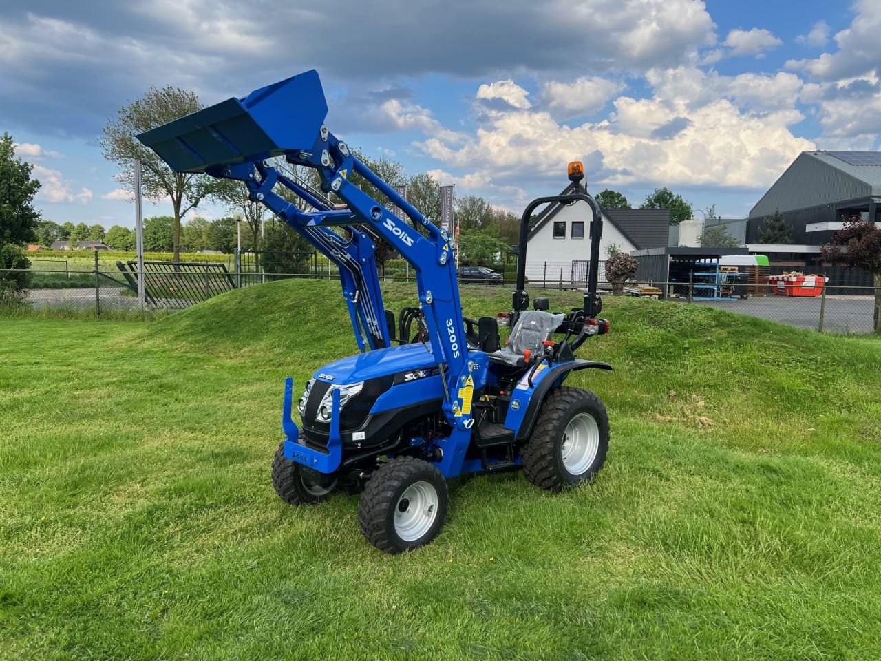 Schmalspurtraktor des Typs Solis S26 plus, Neumaschine in MARIAHOUT (Bild 2)