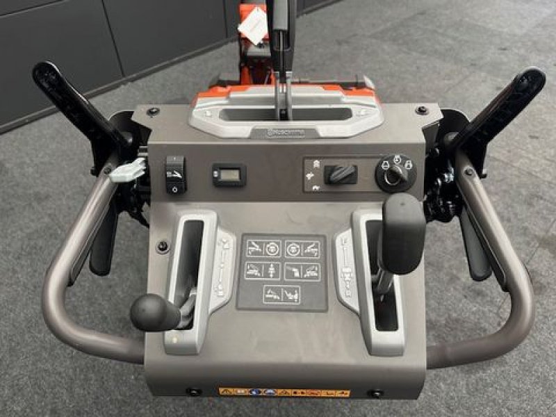 Schneefräse des Typs Husqvarna Schneefräse ST430T Raupenantrieb 12,5PS 76cm, Neumaschine in Tamsweg (Bild 14)