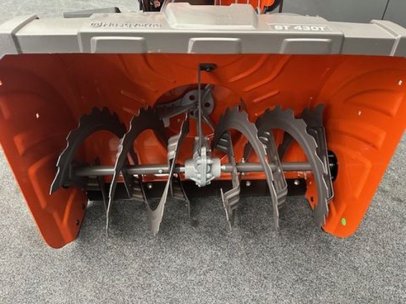 Schneefräse des Typs Husqvarna Schneefräse ST430T Raupenantrieb 12,5PS 76cm, Neumaschine in Tamsweg (Bild 11)
