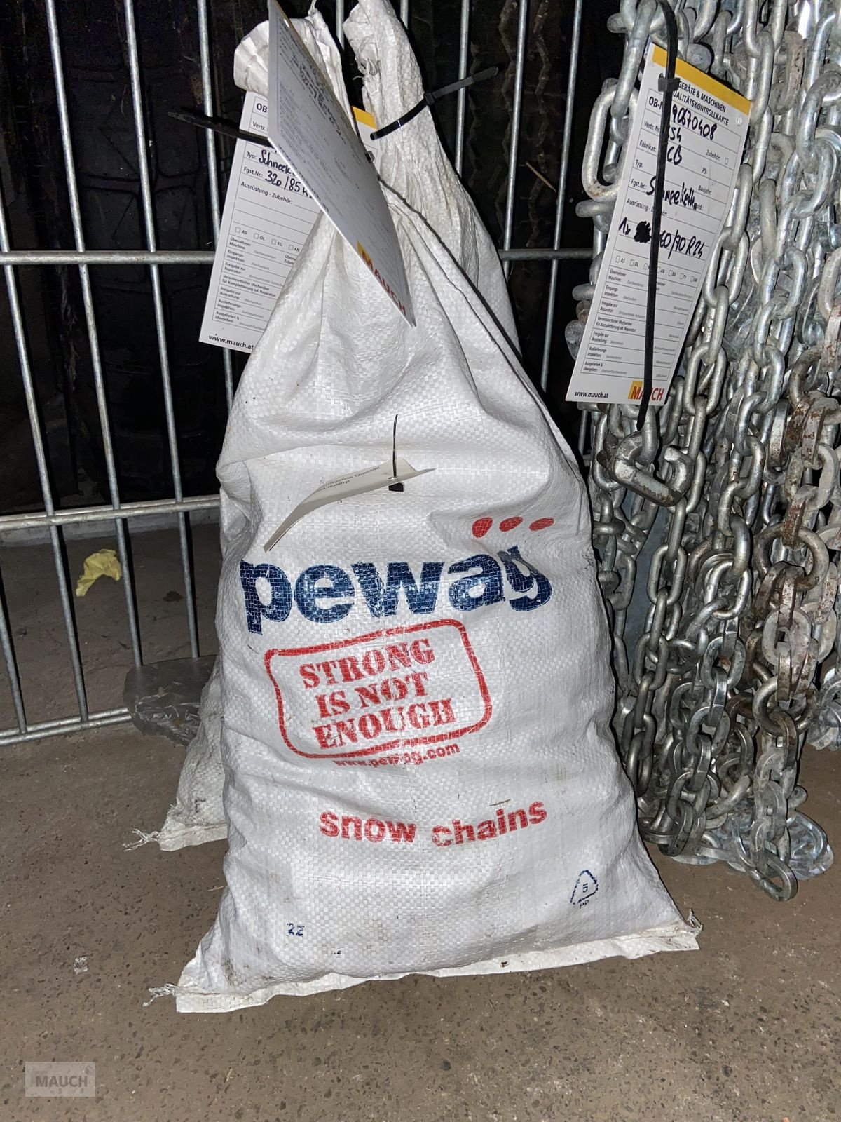 Schneekette des Typs Pewag Schneeketten 320/85R20, Neumaschine in Burgkirchen (Bild 1)