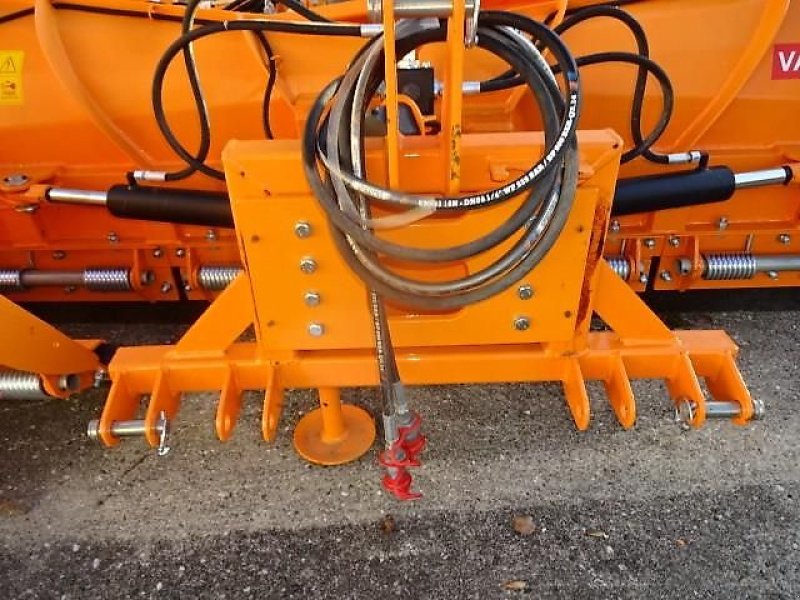 Schneepflug des Typs H-L-M Varioschneepflug 1,3 Meter- Hydraulische Verstellung, Neumaschine in Neureichenau (Bild 31)