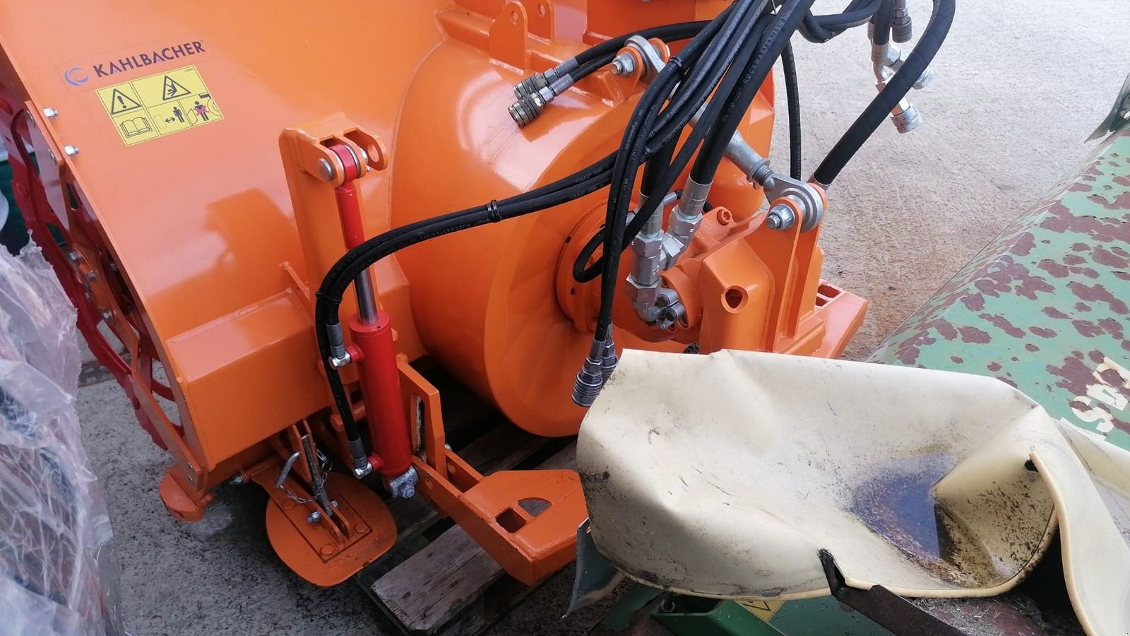 Schneepflug des Typs Kahlbacher KFS 750/1500 L/HY, Neumaschine in Hopfgarten (Bild 5)