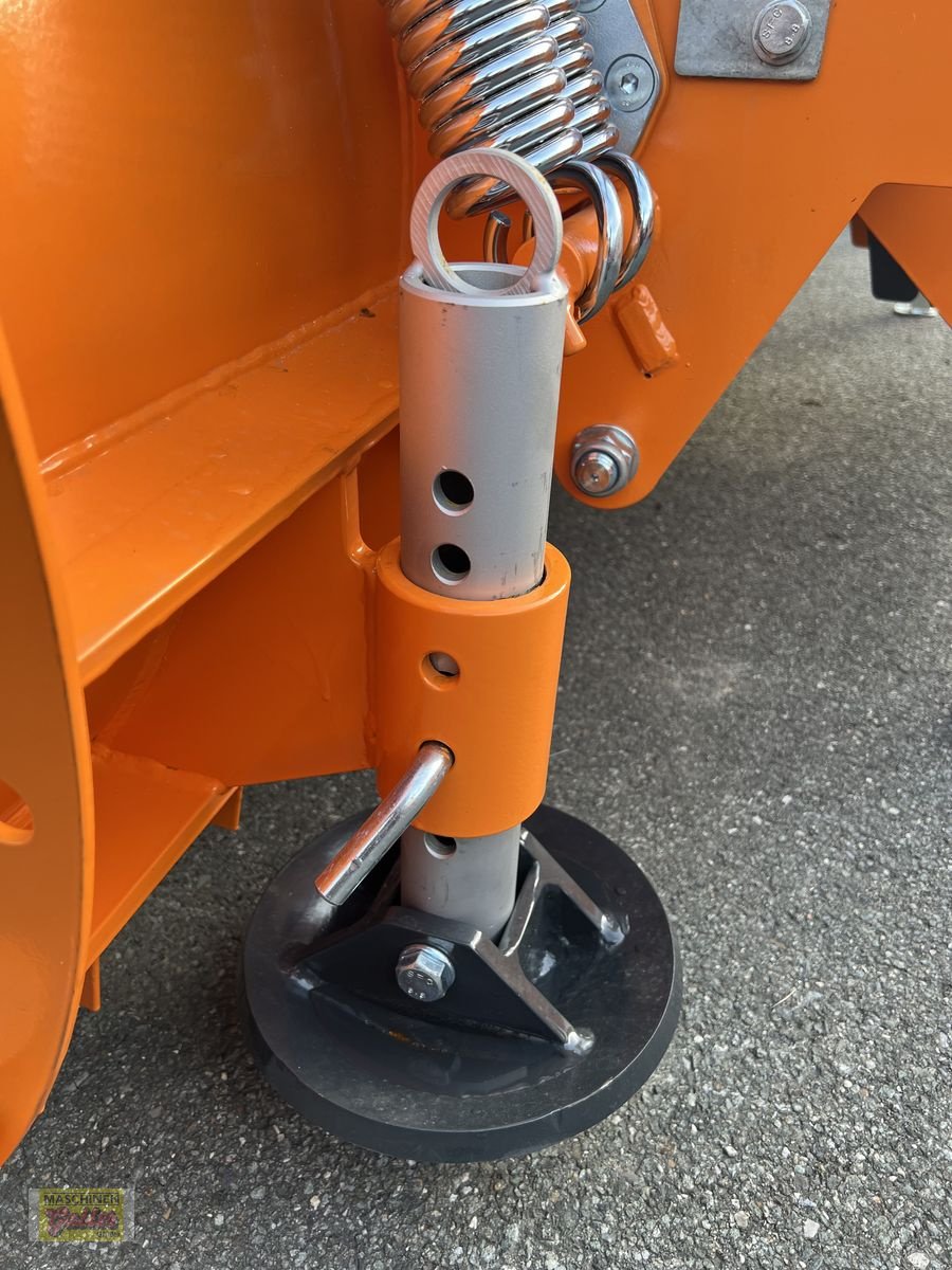 Schneepflug des Typs Lesnik Schneepflug SPH T28 mit Dreipunktanbau, Neumaschine in Kötschach (Bild 13)