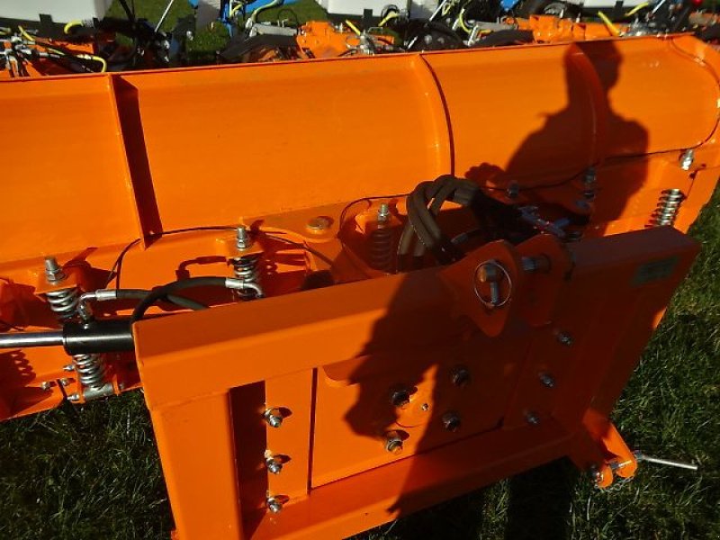 Schneepflug des Typs M&H 3,3 Meter- NEU- SP-330 - Schneeschild- Schneepflug - Schwere Ausführung- hydraulisch schwenkbar, Neumaschine in Neureichenau (Bild 9)