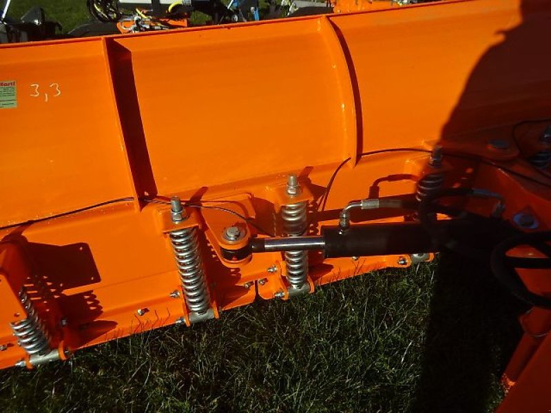Schneepflug des Typs M&H 3,3 Meter- NEU- SP-330 - Schneeschild- Schneepflug - Schwere Ausführung- hydraulisch schwenkbar, Neumaschine in Neureichenau (Bild 10)