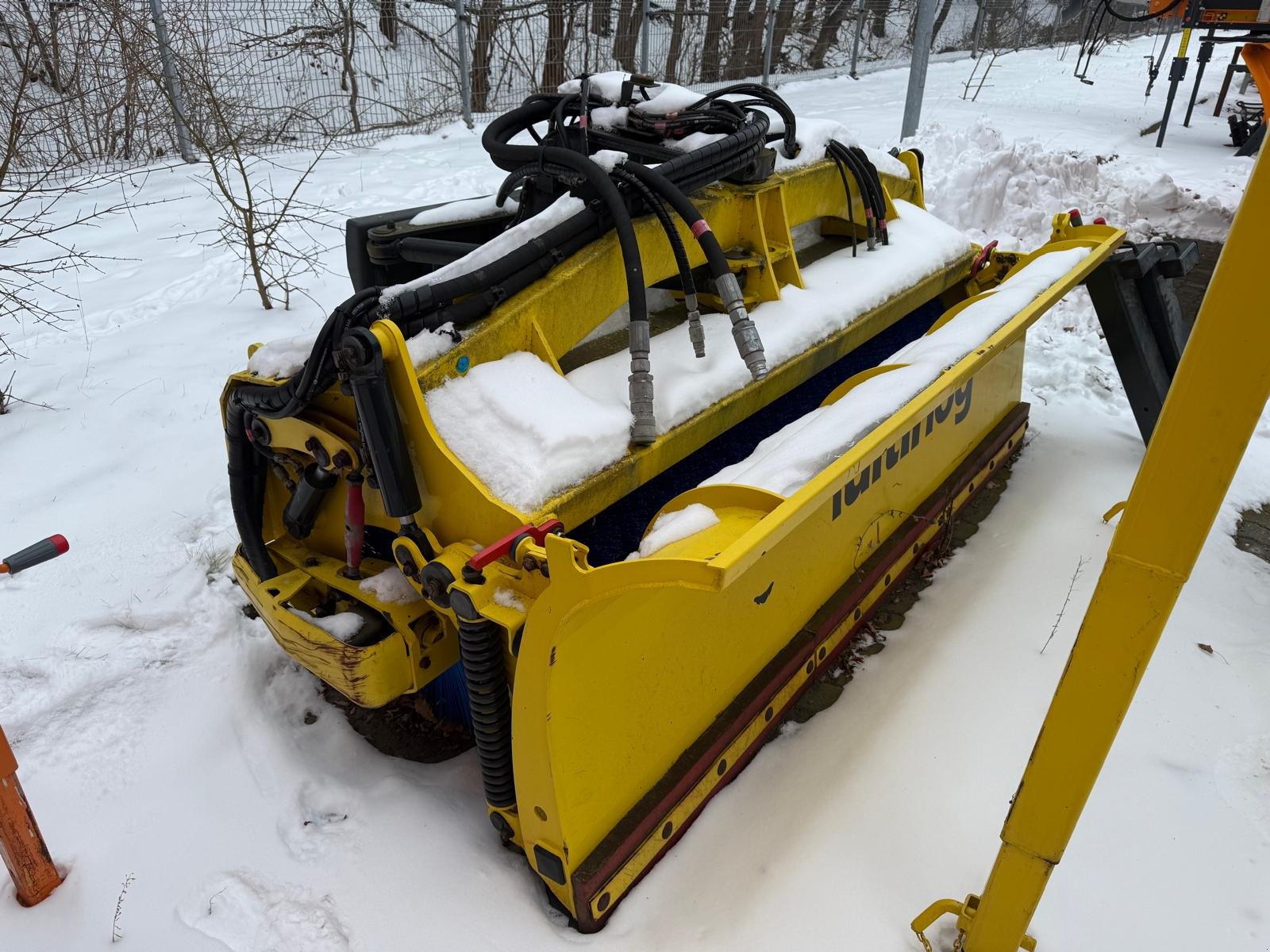 Schneepflug типа Multihog Kombi Schneepflug und Kehrwalze, Gebrauchtmaschine в Wiedemar (Фотография 1)
