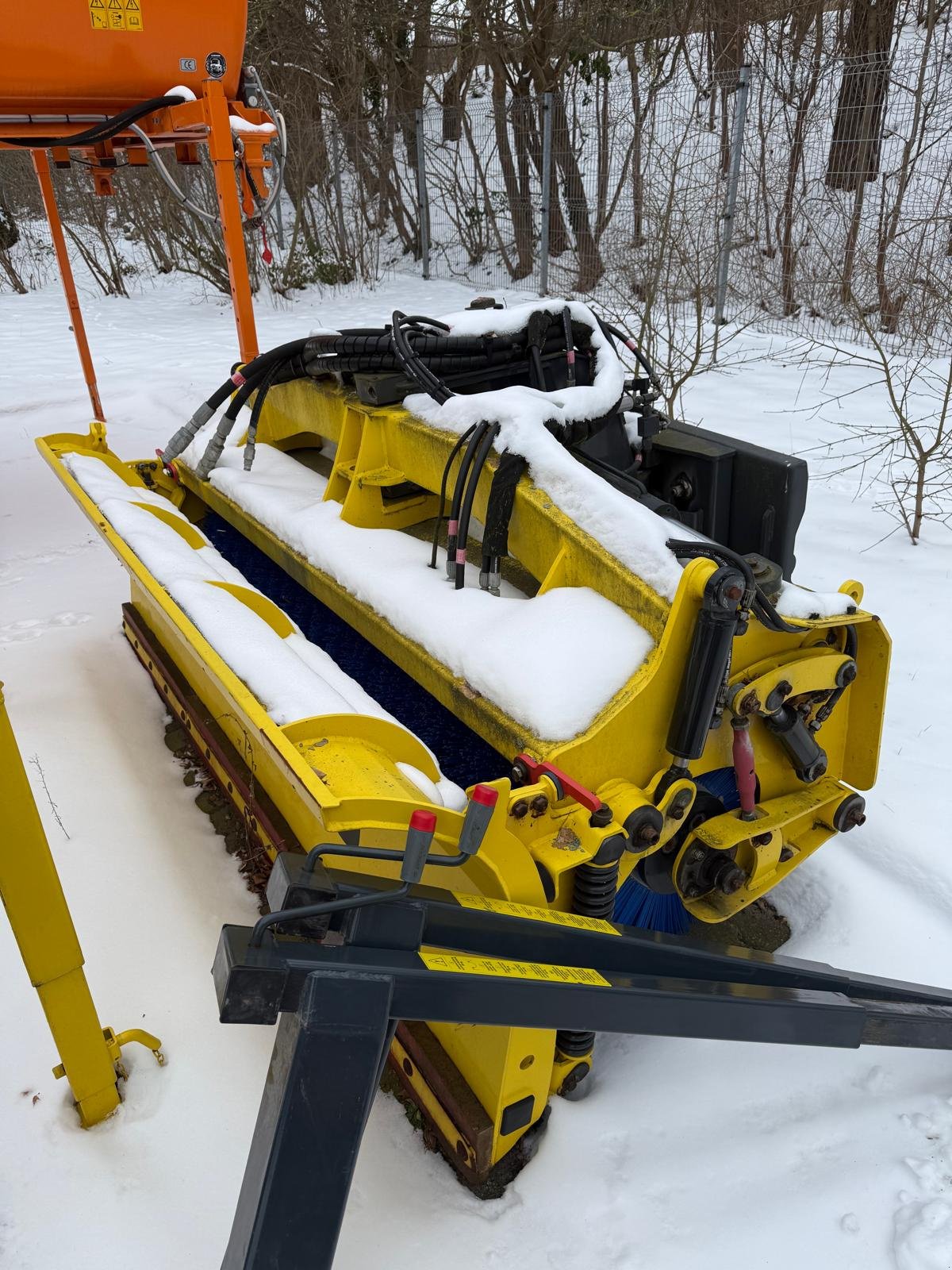 Schneepflug типа Multihog Kombi Schneepflug und Kehrwalze, Gebrauchtmaschine в Wiedemar (Фотография 2)