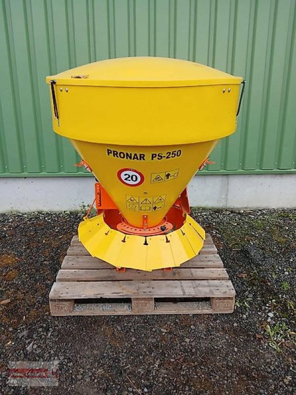 Schneepflug des Typs PRONAR PS-250M Sand-/ Salzstreuer, Neumaschine in Ostheim/Rhön (Bild 5)