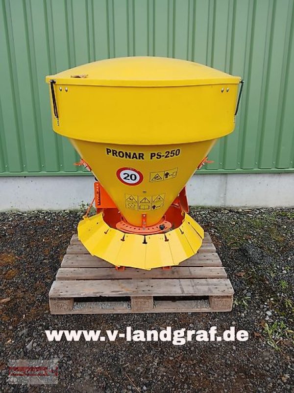 Schneepflug van het type PRONAR PS-250M Sand-/ Salzstreuer, Neumaschine in Ostheim/Rhön (Foto 1)