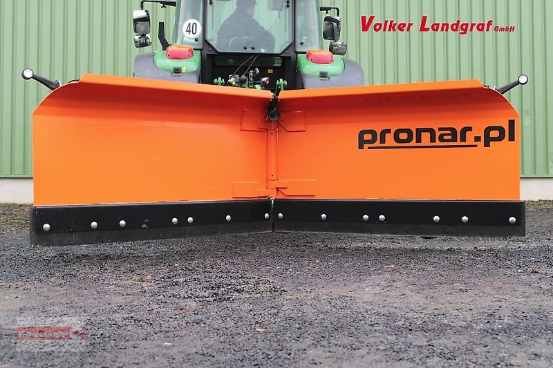 Schneepflug des Typs PRONAR PUV 3300 Schneepflug, Neumaschine in Ostheim/Rhön (Bild 1)