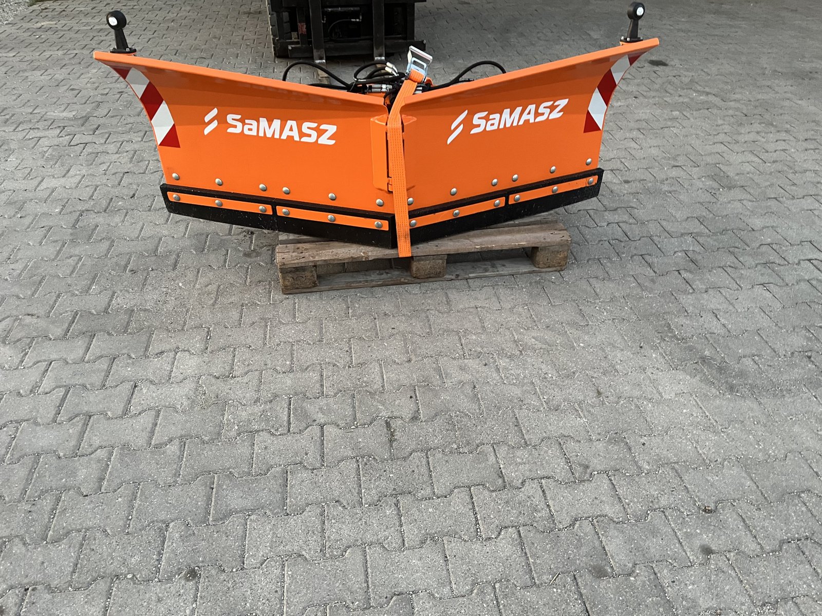 Schneepflug des Typs SaMASZ City 200, Neumaschine in Schechen (Bild 1)