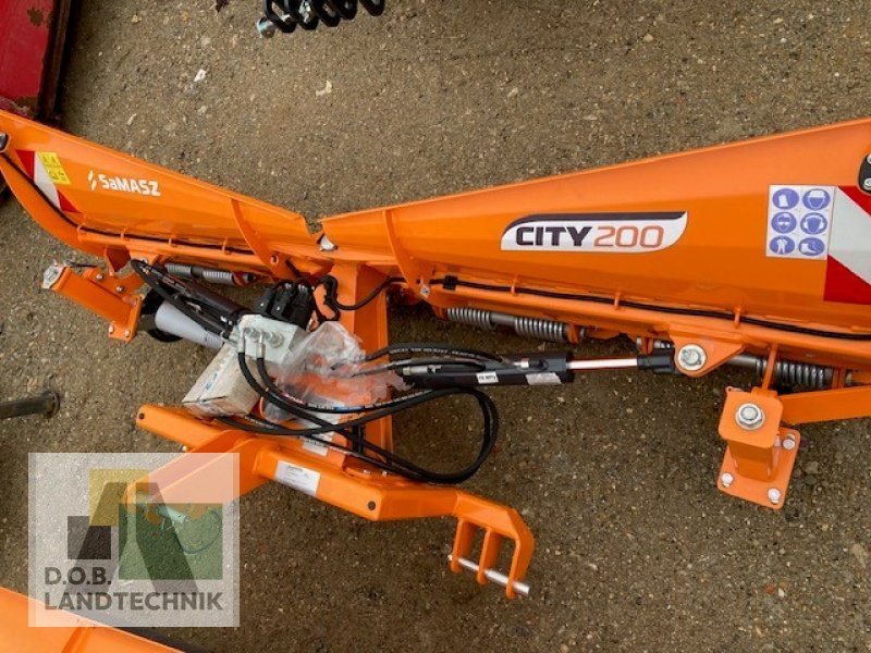 Schneepflug des Typs SaMASZ City 200, Neumaschine in Regensburg (Bild 1)