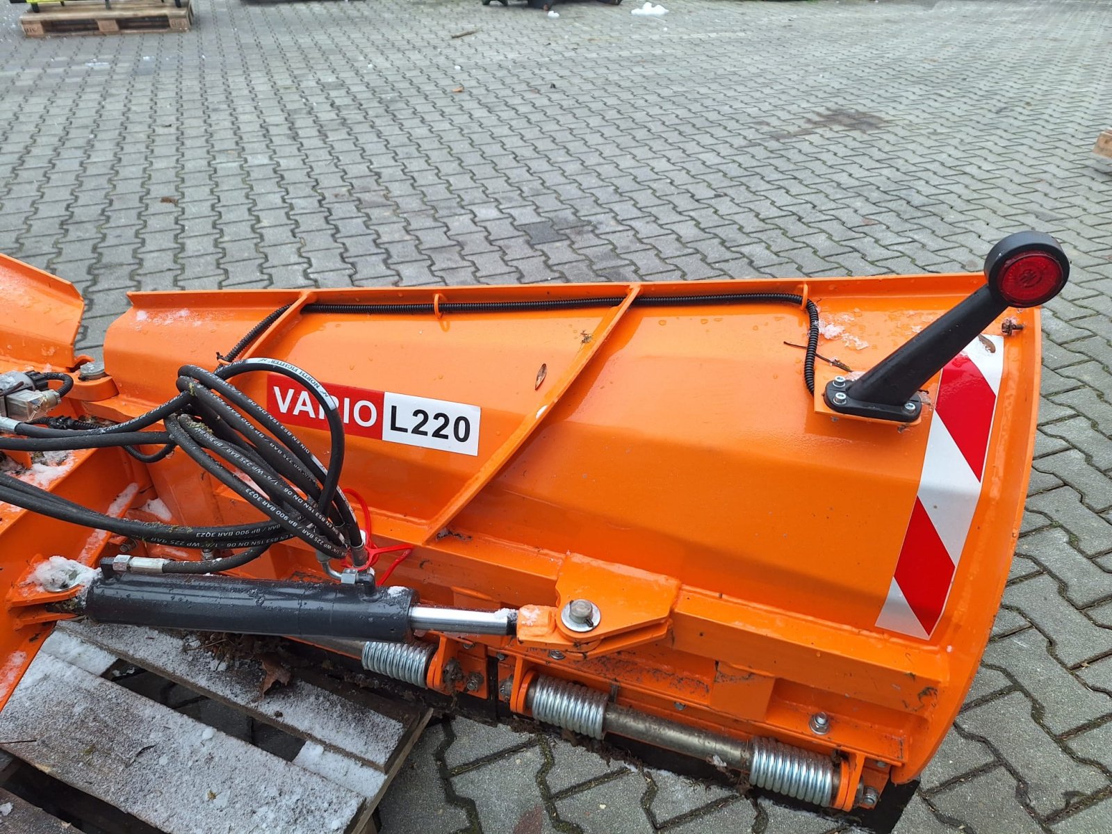 Schneepflug des Typs SVD Vario Schneepflug 1,80m / 2,20m, Neumaschine in Bogen (Bild 4)