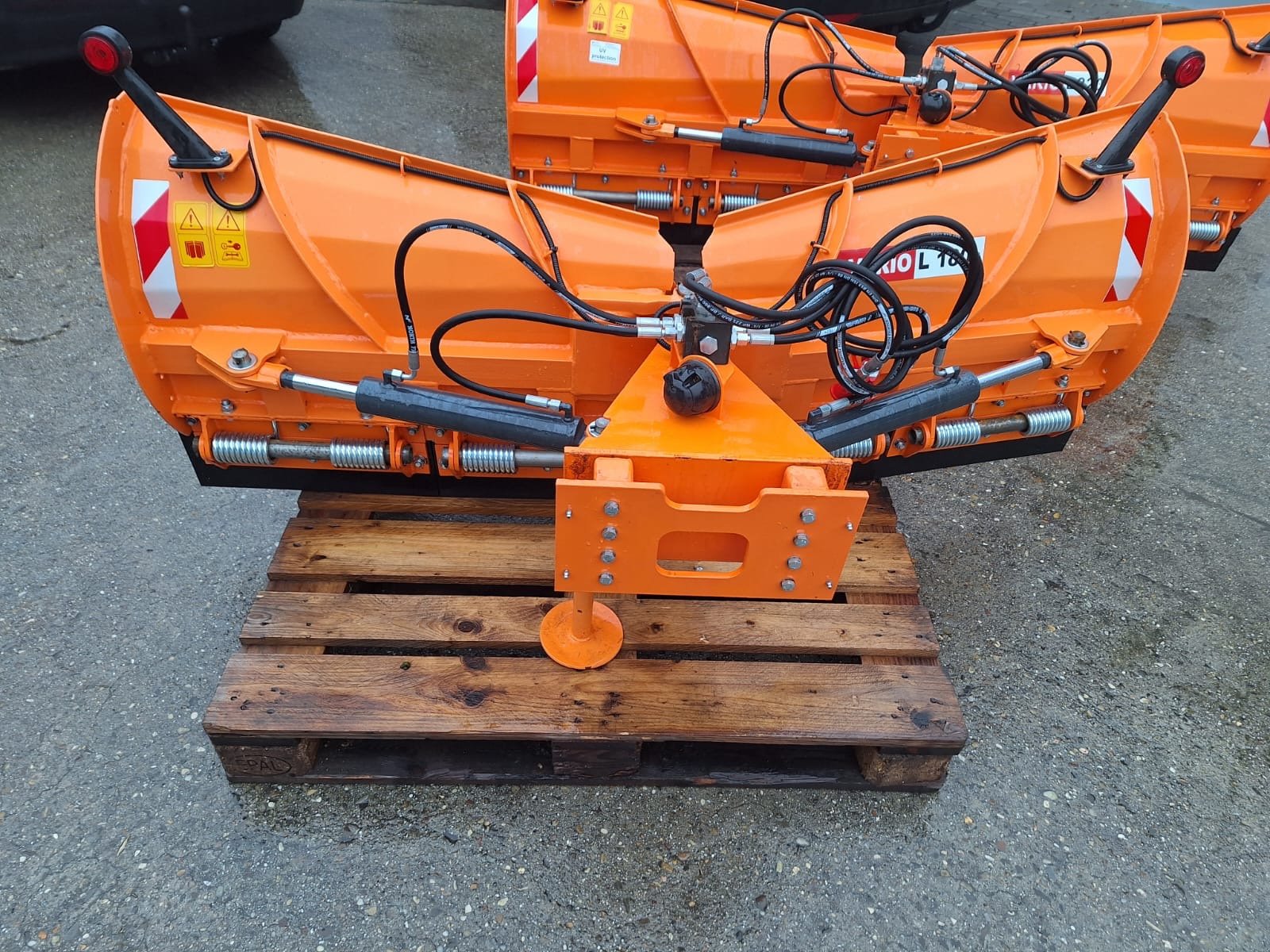 Schneepflug des Typs SVD Vario Schneepflug 1,80m / 2,20m, Neumaschine in Bogen (Bild 2)