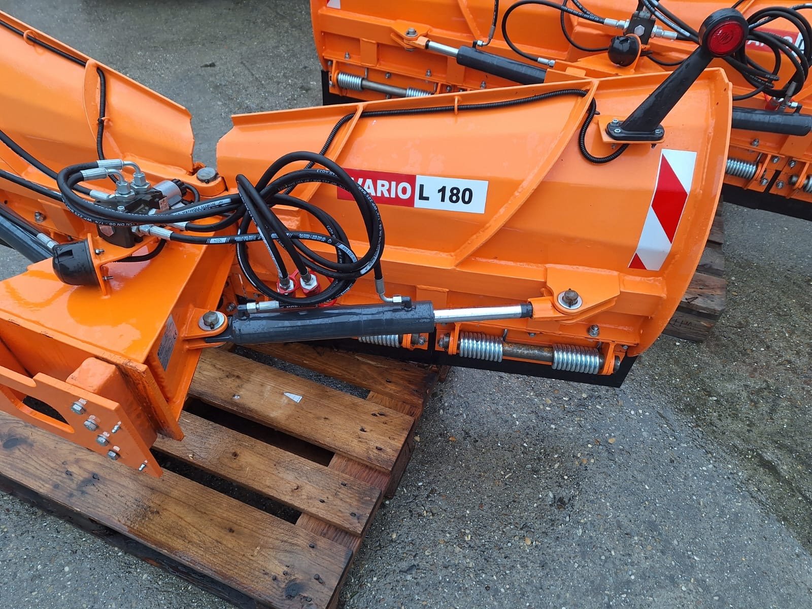 Schneepflug des Typs SVD Vario Schneepflug 1,80m / 2,20m, Neumaschine in Bogen (Bild 6)