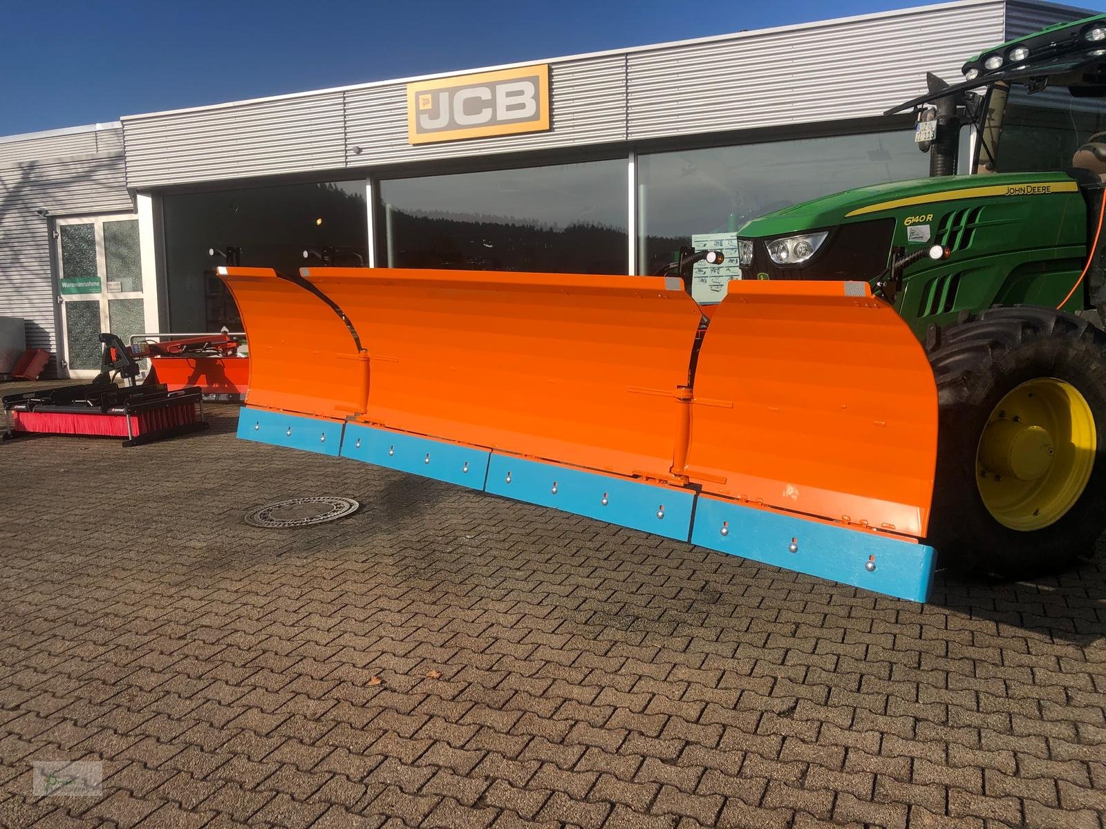 Schneepflug des Typs Trejon UPX440, Neumaschine in Bad Kötzting (Bild 1)