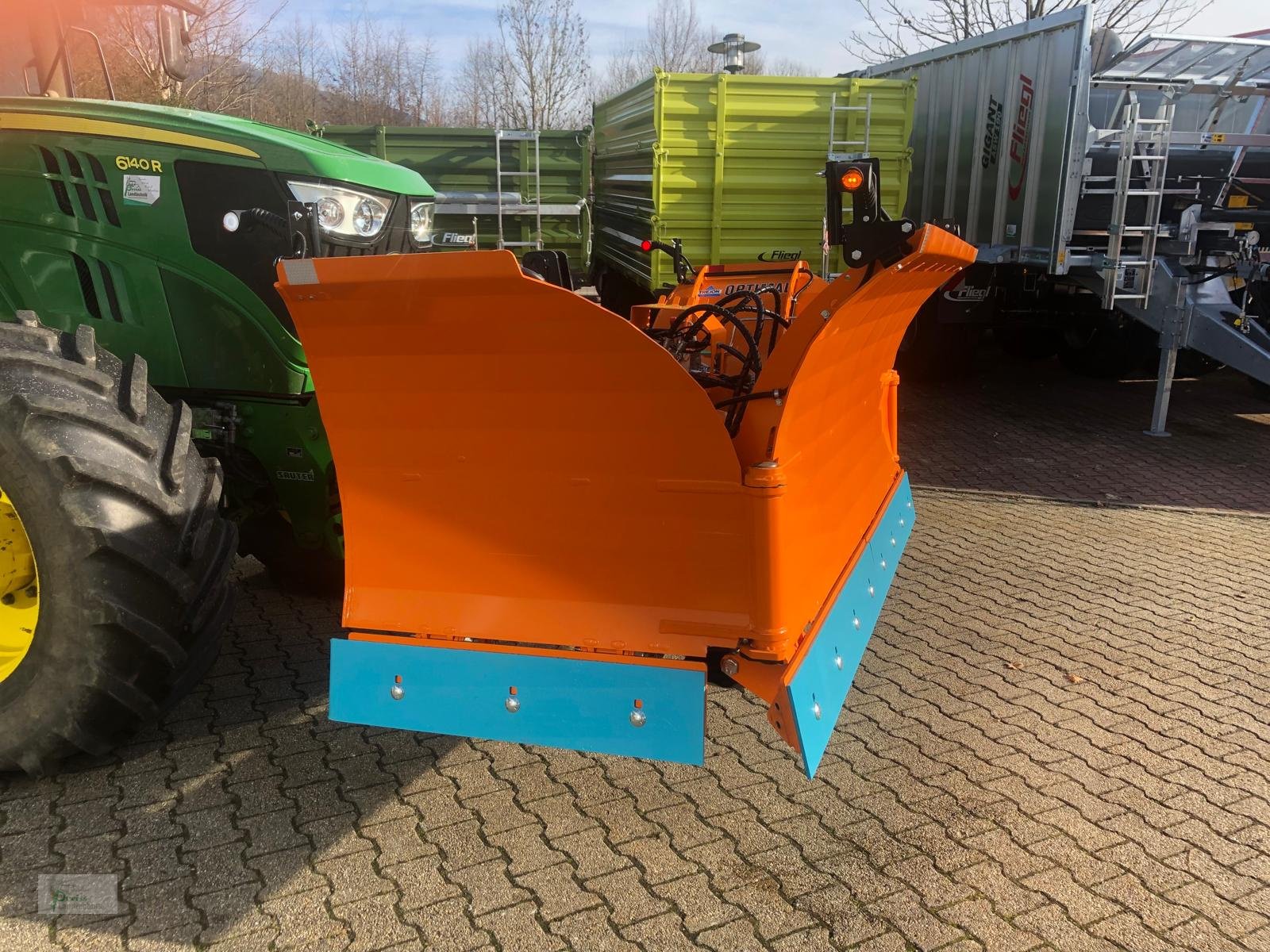 Schneepflug des Typs Trejon UPX440, Neumaschine in Bad Kötzting (Bild 3)