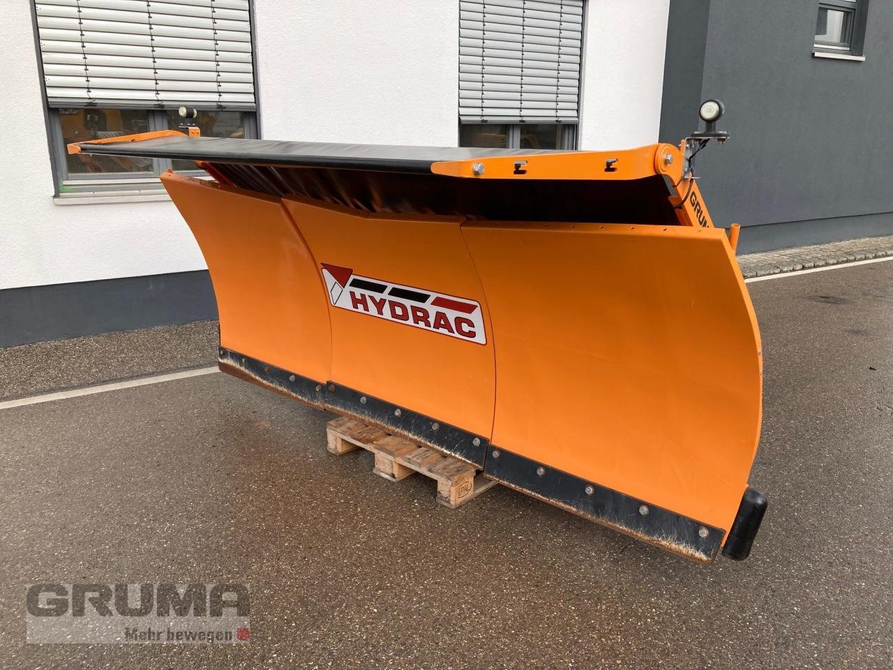 Schneeräumschild des Typs Hydrac ES-III-300, Neumaschine in Friedberg-Derching (Bild 1)