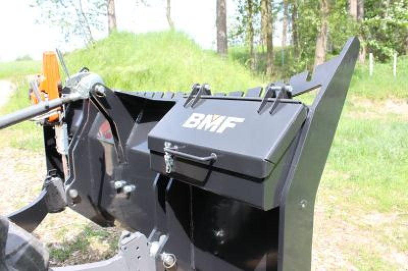 Schneeräumschild des Typs Polterschild mit Niederhalter BMF Werkzeugbox Reil & Eichinger Forstbox Seilwinde, Neumaschine in Nittenau (Bild 5)