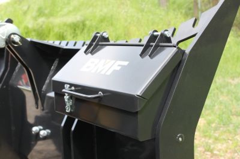 Schneeräumschild des Typs Polterschild mit Niederhalter BMF Werkzeugbox Reil & Eichinger Forstbox Seilwinde, Neumaschine in Nittenau (Bild 10)