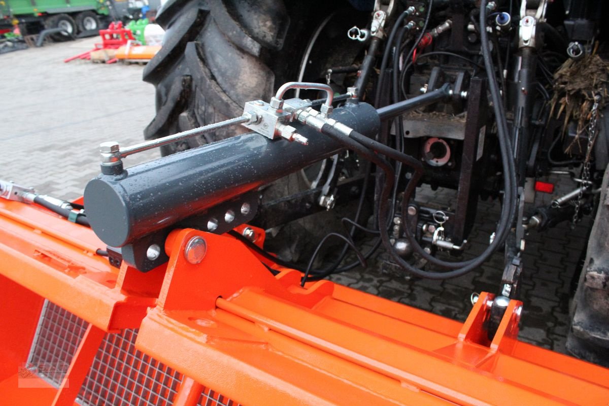 Schneeräumschild des Typs Sonstige SAT Selbstladestreuer - Salz und Splitstreuer, Neumaschine in Eberschwang (Bild 8)