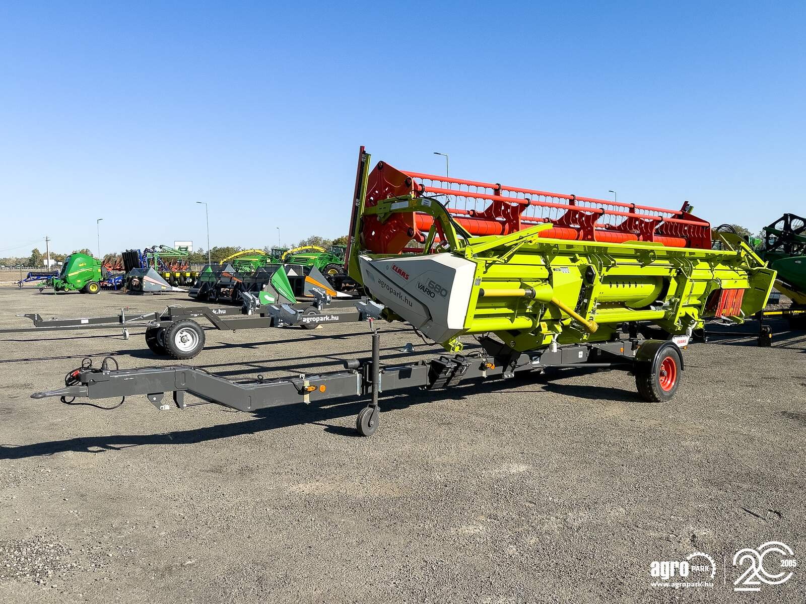 Schneidwerk typu CLAAS V680 (Vario 680) 6,8 m Vario header for Claas Tucano and Lexion combines, transport trolley, rape side knives, Gebrauchtmaschine v Csengele (Obrázek 4)
