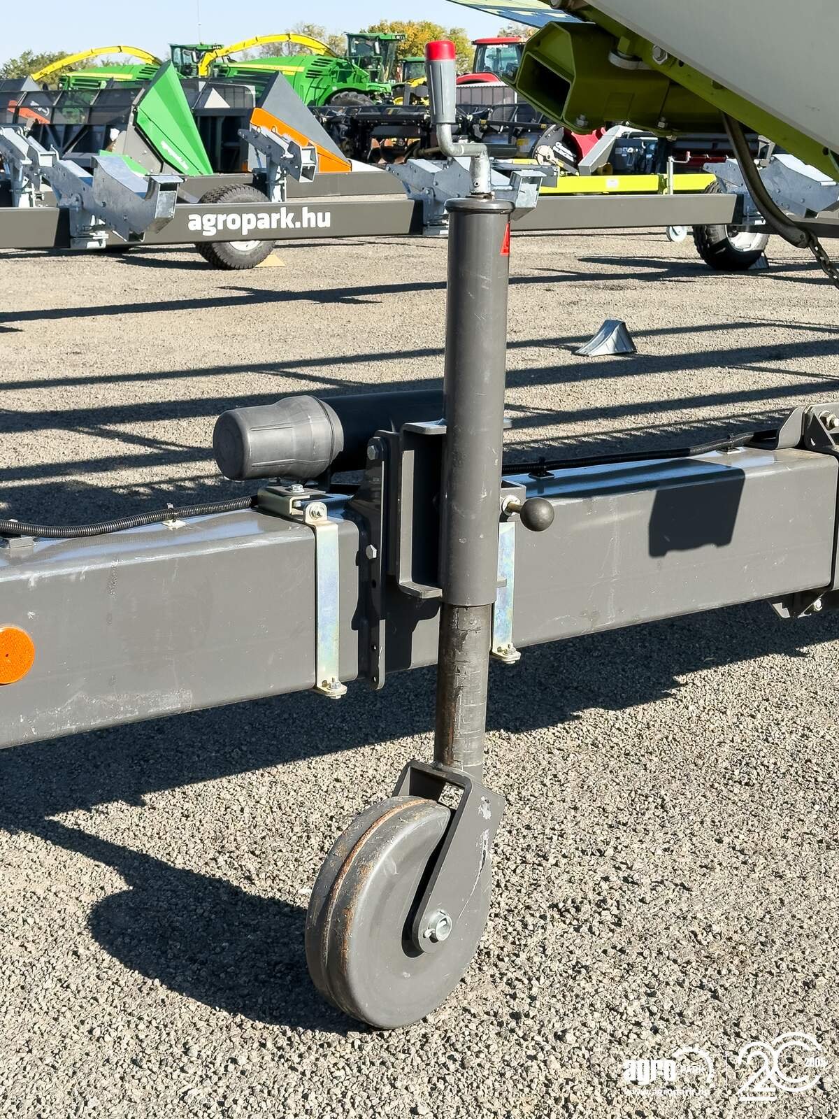 Schneidwerk typu CLAAS V680 (Vario 680) 6,8 m Vario header for Claas Tucano and Lexion combines, transport trolley, rape side knives, Gebrauchtmaschine v Csengele (Obrázek 16)