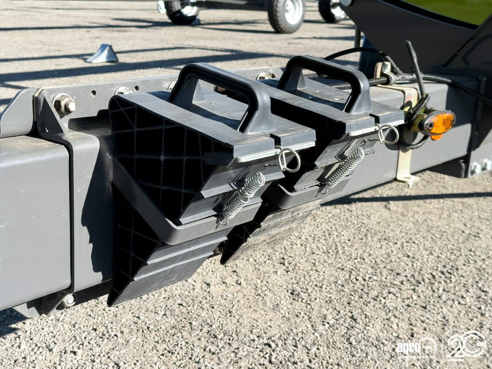 Schneidwerk typu CLAAS V680 (Vario 680) 6,8 m Vario header for Claas Tucano and Lexion combines, transport trolley, rape side knives, Gebrauchtmaschine v Csengele (Obrázek 17)