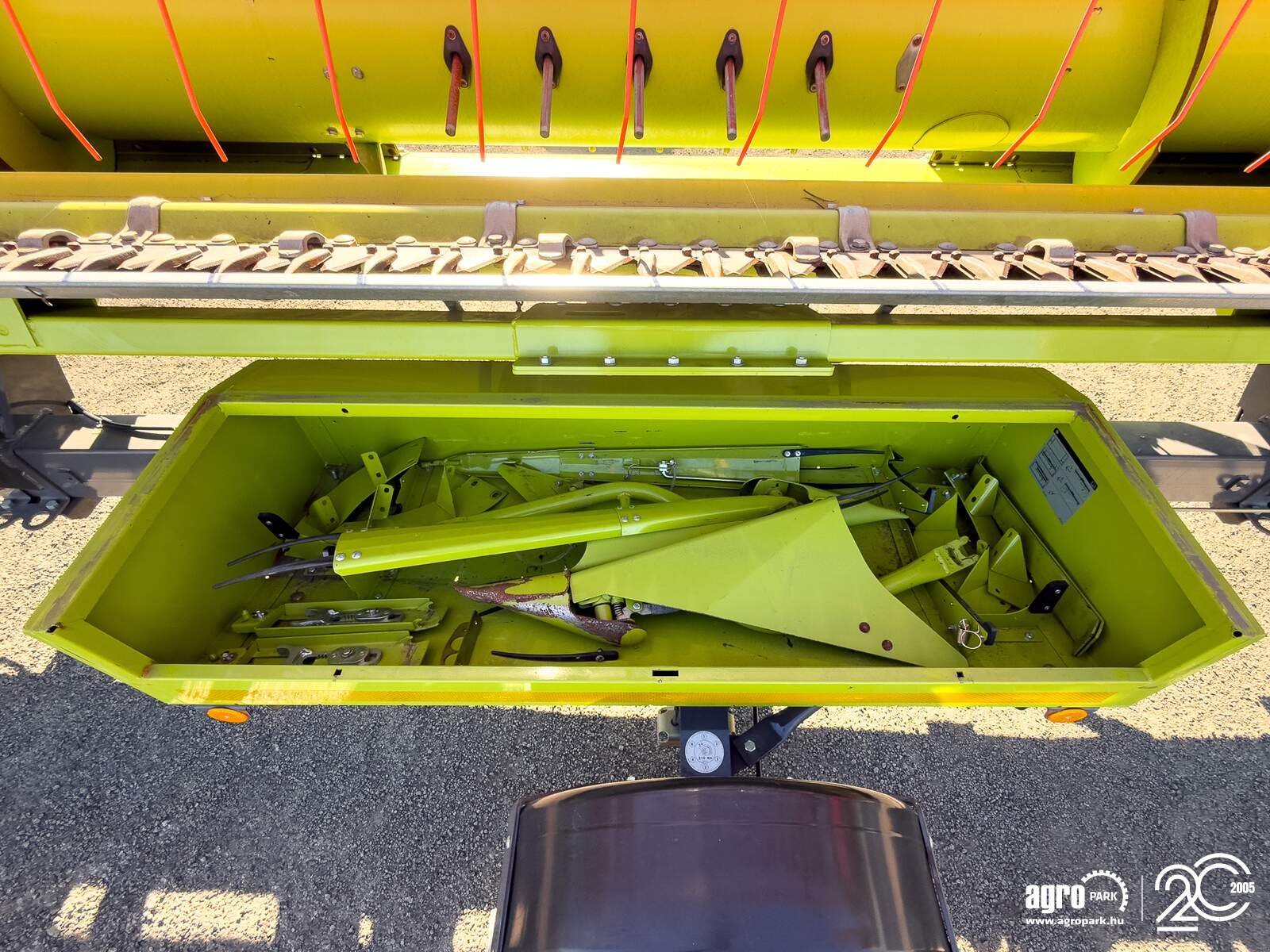 Schneidwerk typu CLAAS V680 (Vario 680) 6,8 m Vario header for Claas Tucano and Lexion combines, transport trolley, rape side knives, Gebrauchtmaschine v Csengele (Obrázek 27)