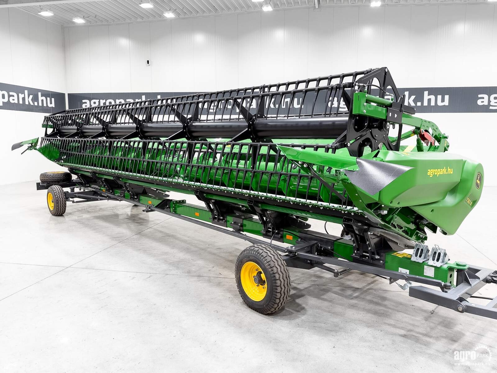 Schneidwerk типа John Deere 730X UNUSED 9,15 m variable depth grain header, rape side knives, transport trolley, Gebrauchtmaschine в Csengele (Фотография 1)