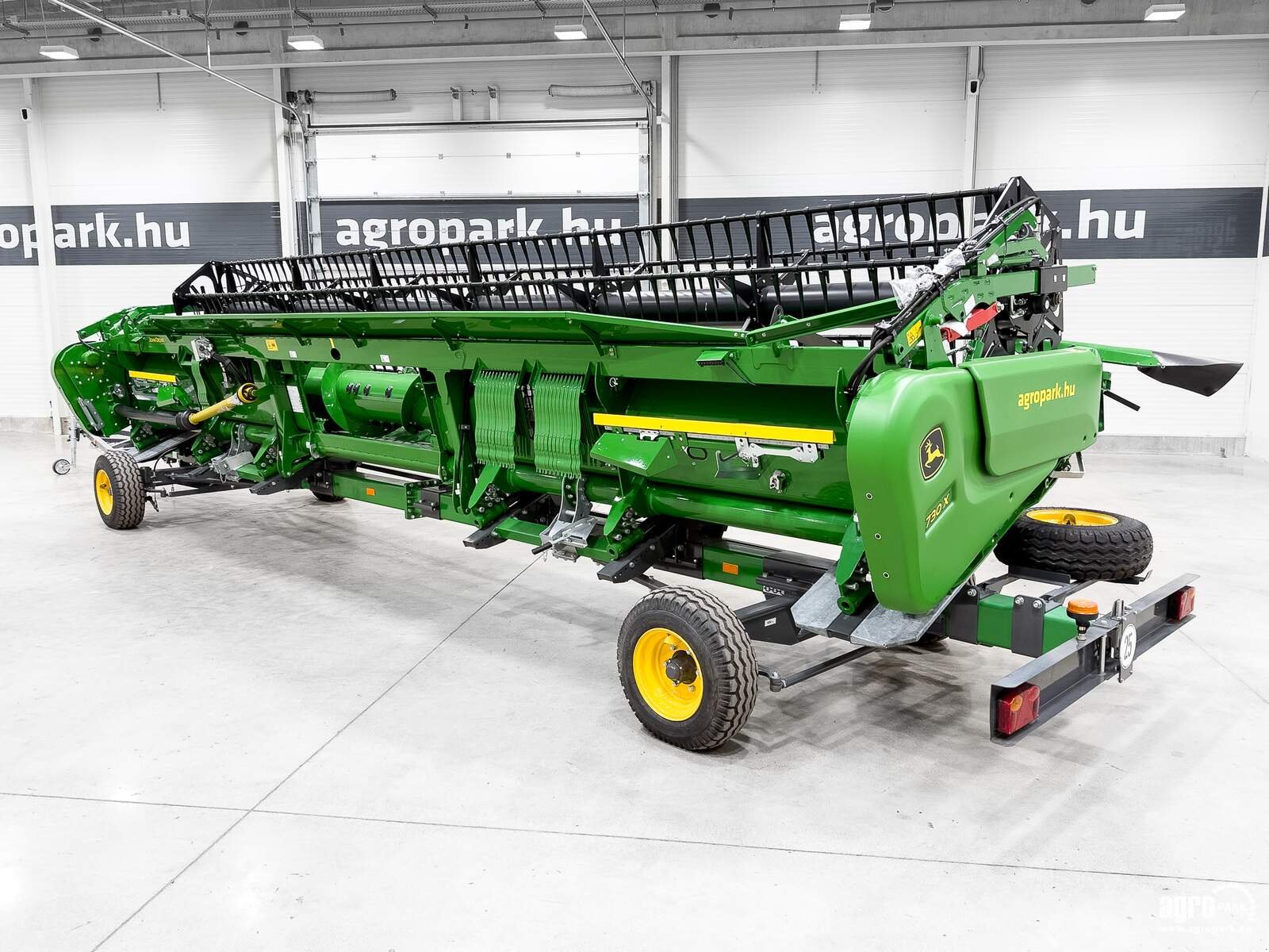 Schneidwerk типа John Deere 730X UNUSED 9,15 m variable depth grain header, rape side knives, transport trolley, Gebrauchtmaschine в Csengele (Фотография 5)