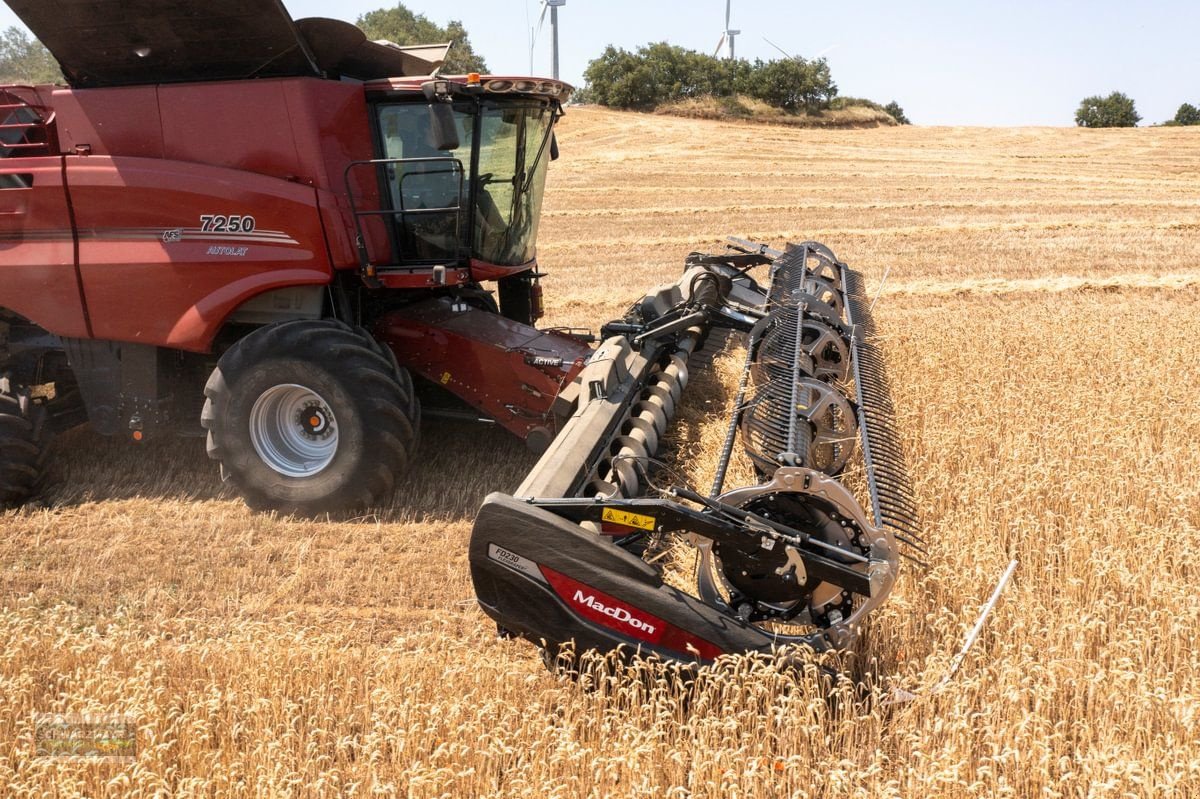 Schneidwerk du type MacDon FD230 9,1m, Neumaschine en Gampern (Photo 8)