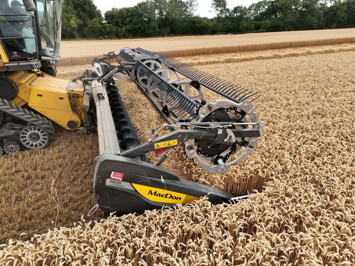 Schneidwerk des Typs MacDon FD235 10.6m, Neumaschine in Harmannsdorf (Bild 9)