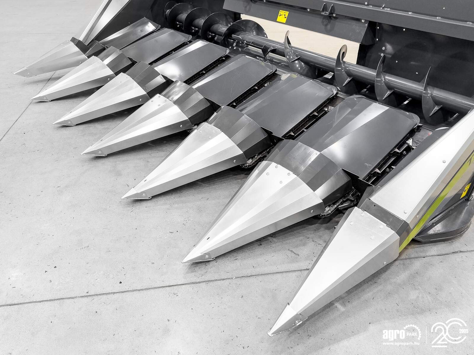 Schneidwerk of the type Tecnomais TM3 6R 6 row (75 cm), rigid corn header for Case IH and New Holland combines, with chopper and stalk crushers, Gebrauchtmaschine in Csengele (Picture 10)