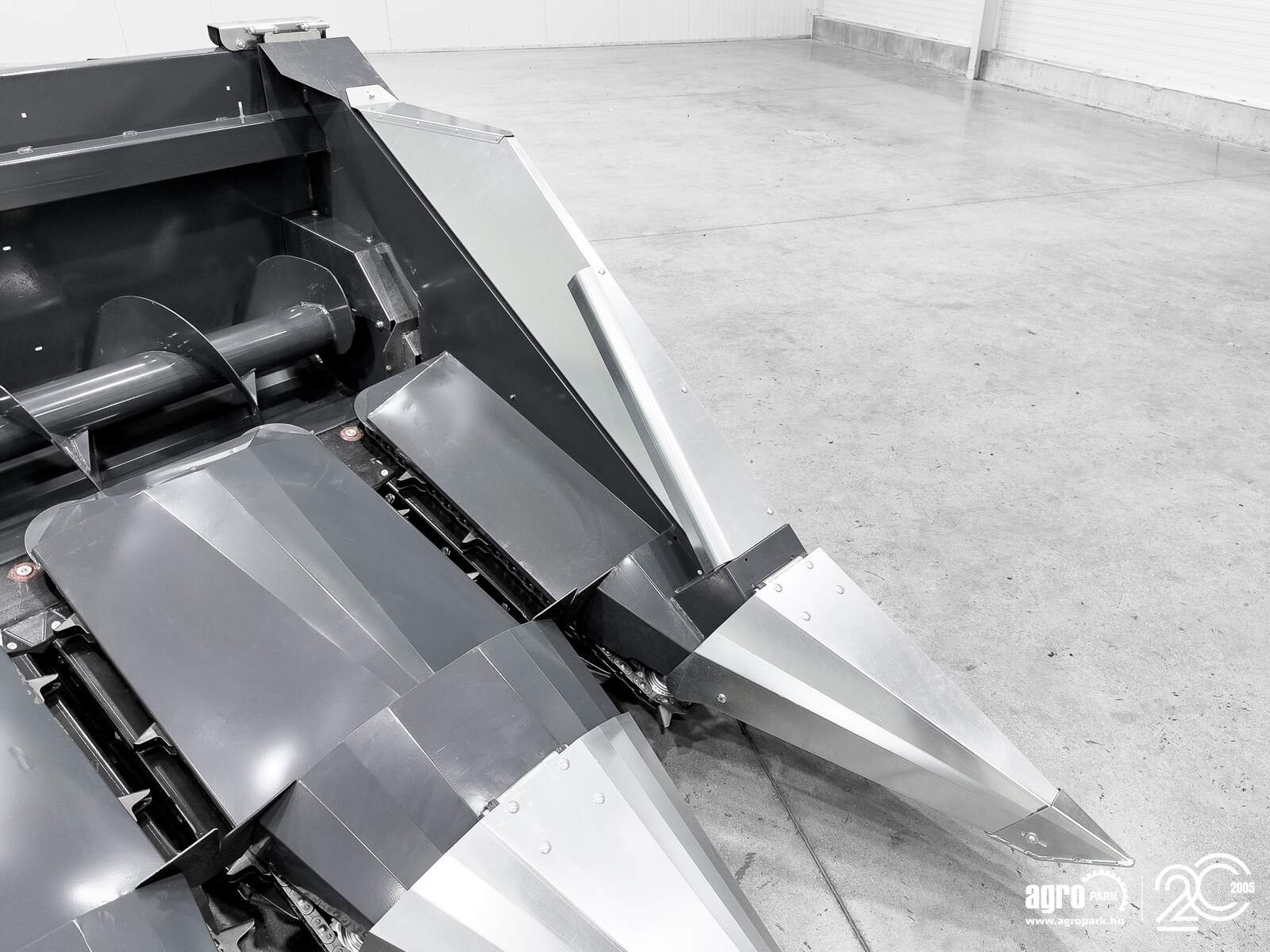 Schneidwerk of the type Tecnomais TM3 6R 6 row (75 cm), rigid corn header for Case IH and New Holland combines, with chopper and stalk crushers, Gebrauchtmaschine in Csengele (Picture 13)