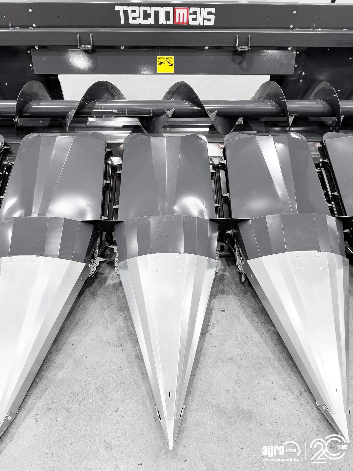 Schneidwerk des Typs Tecnomais TM3 6R 6 row (75 cm), rigid corn header for Claas Tucano and Lexion combines, with chopper and stalk crushers, Gebrauchtmaschine in Csengele (Bild 11)