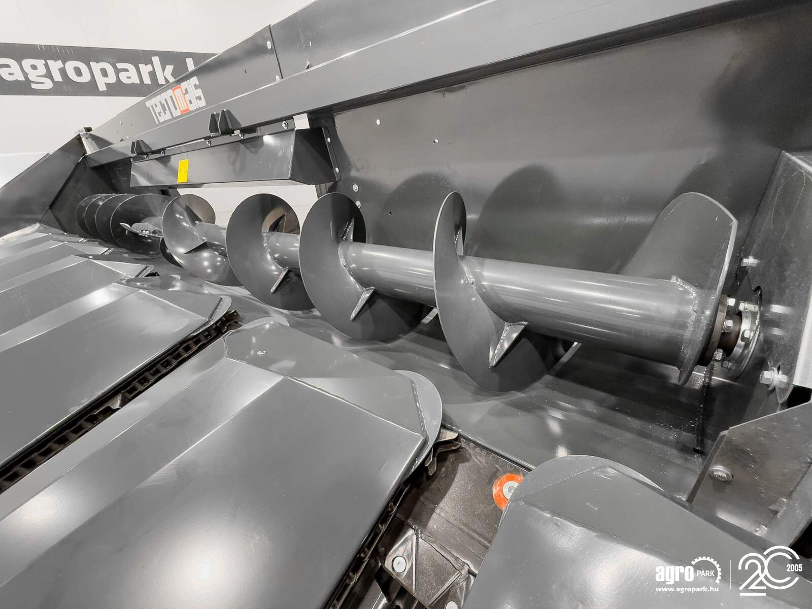 Schneidwerk des Typs Tecnomais TM3 6R 6 row (75 cm), rigid corn header for Claas Tucano and Lexion combines, with chopper and stalk crushers, Gebrauchtmaschine in Csengele (Bild 15)