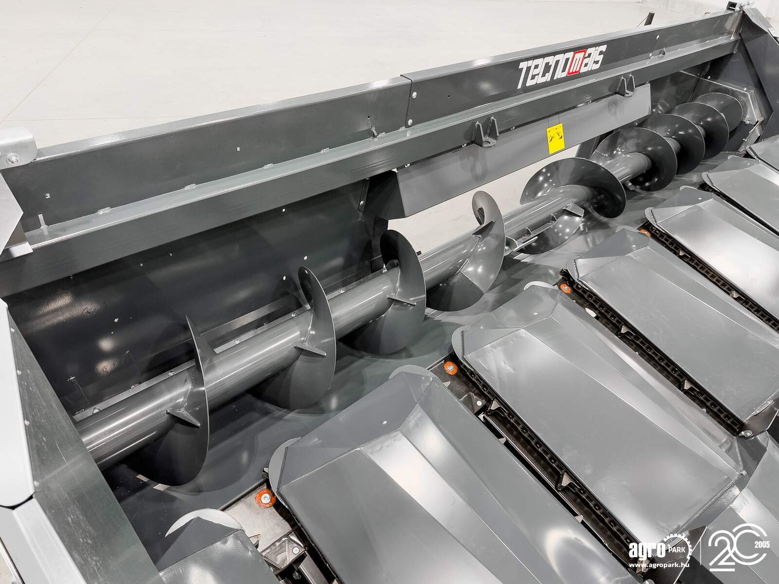 Schneidwerk des Typs Tecnomais TM3 6R 6 row (75 cm), rigid corn header for Claas Tucano and Lexion combines, with chopper and stalk crushers, Gebrauchtmaschine in Csengele (Bild 16)