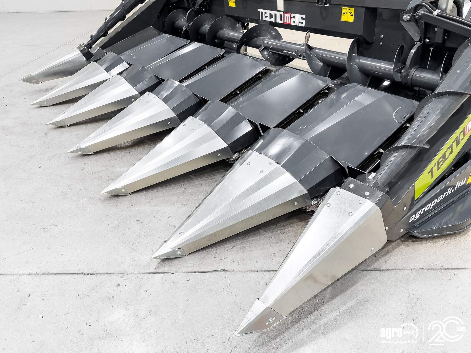 Schneidwerk des Typs Tecnomais TMRP2 6R-F corn header, 6 row, foldable, 75 cm, for Claas Tucano and Lexion combines, chopper, stalk crushers, Gebrauchtmaschine in Csengele (Bild 10)