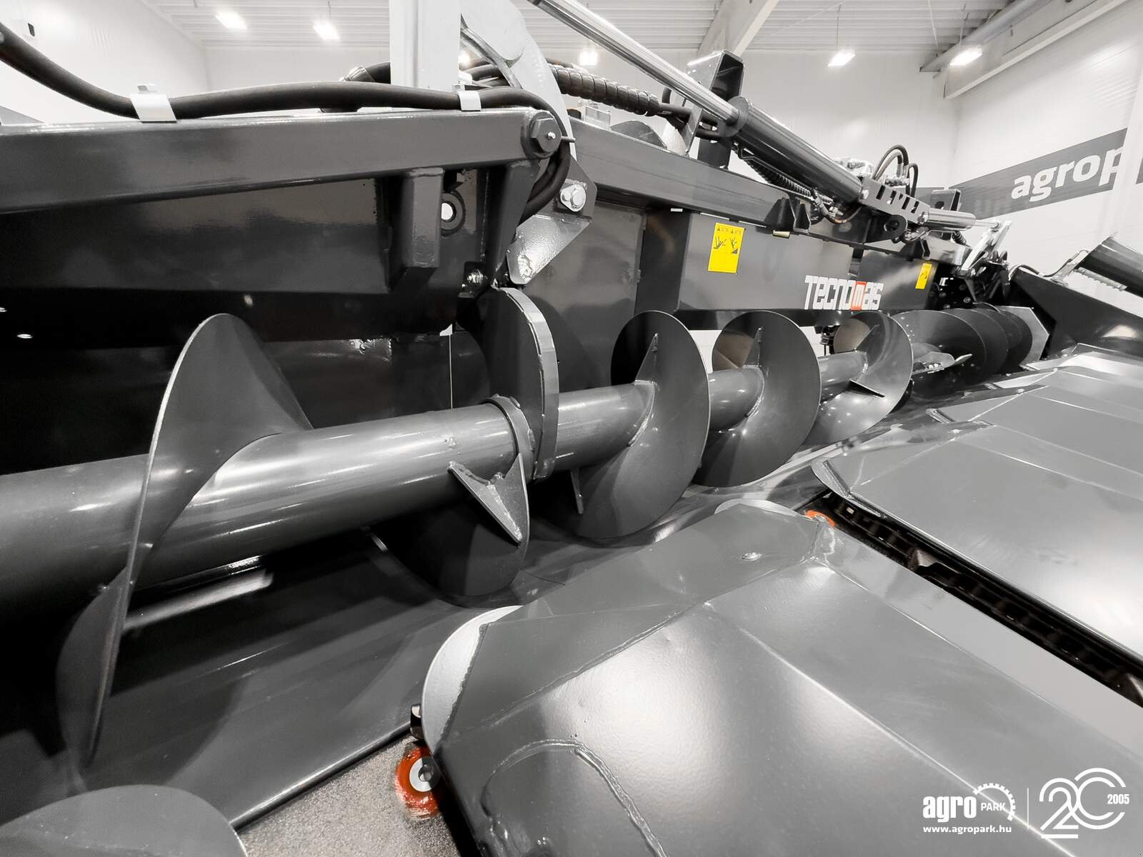 Schneidwerk of the type Tecnomais TMRP2 6R-F corn header, 6 row, foldable, 75 cm, for John Deere W and T combines, chopper, stalk crushers, Gebrauchtmaschine in Csengele (Picture 17)