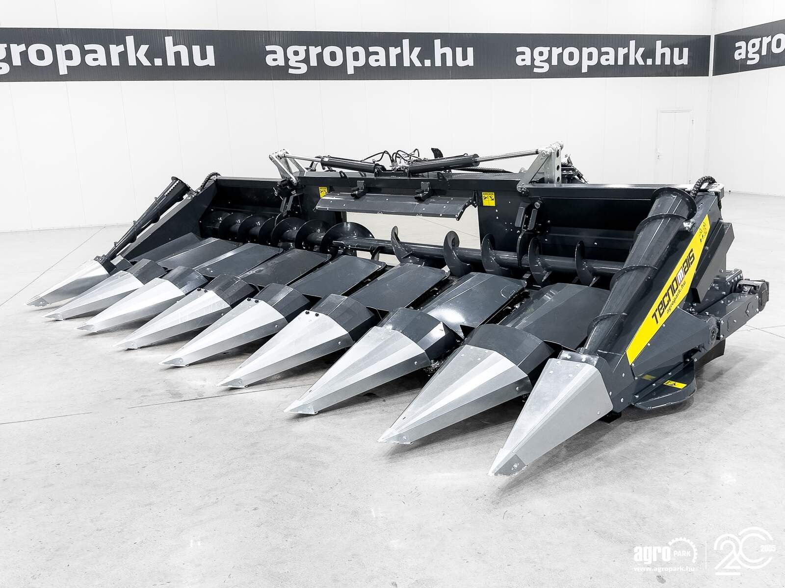 Schneidwerk typu Tecnomais TMRP4 8R-F 8 row (75 cm), foldable corn header, for Case IH and New Holland combines, Gebrauchtmaschine v Csengele (Obrázek 1)
