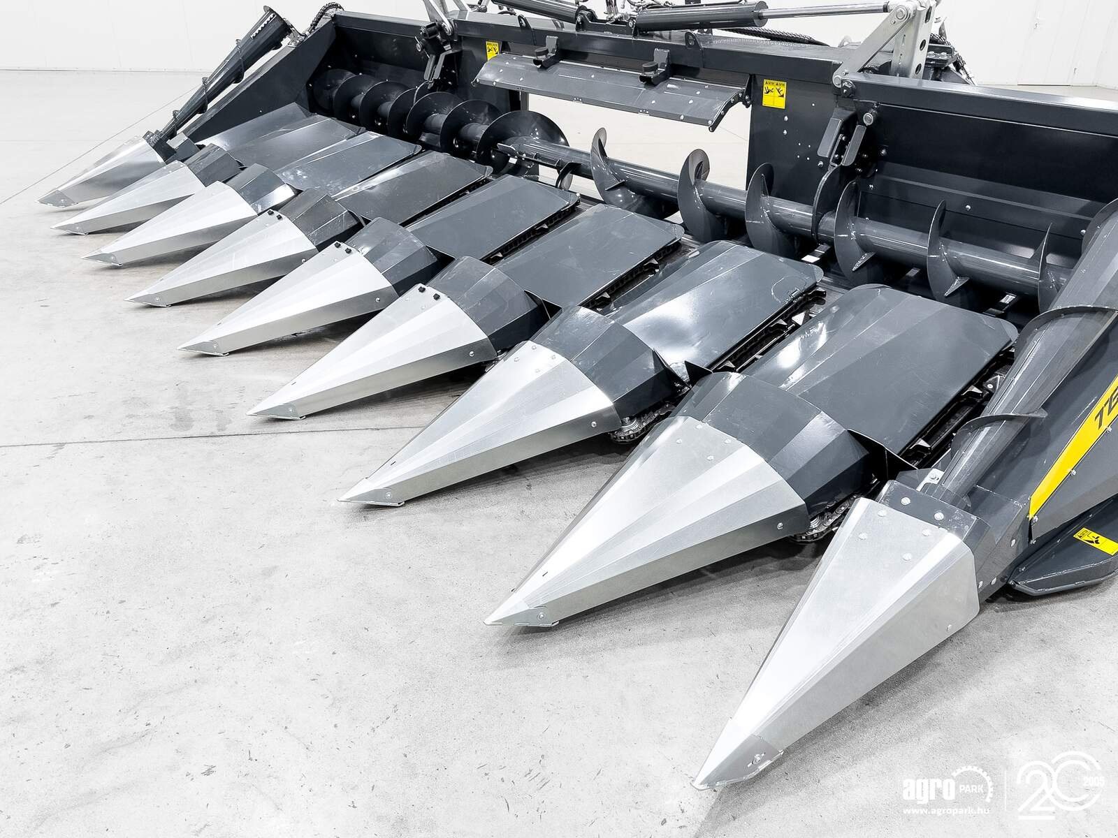 Schneidwerk typu Tecnomais TMRP4 8R-F 8 row (75 cm), foldable corn header, for Case IH and New Holland combines, Gebrauchtmaschine v Csengele (Obrázek 10)