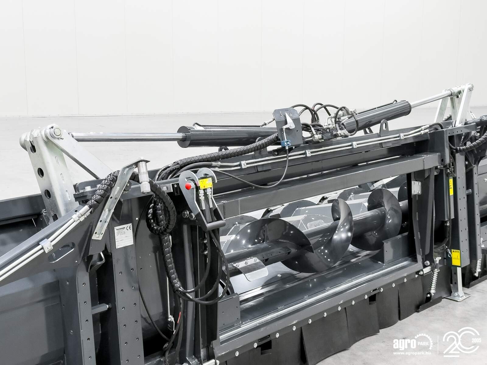 Schneidwerk typu Tecnomais TMRP4 8R-F 8 row (75 cm), foldable corn header, for Case IH and New Holland combines, Gebrauchtmaschine v Csengele (Obrázek 27)